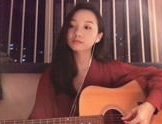 小姐姐吉他弹唱民谣视频,小姐姐用吉他演绎诗意人生