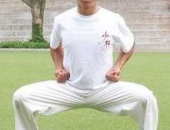 小逗逗蹲马步,展现童真与坚持的瞬间